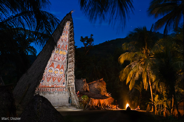 Korambo, maison des esprits abelam, photographié de nuit en Papouasie-Nouvelle-Guinée par Marc Dozier